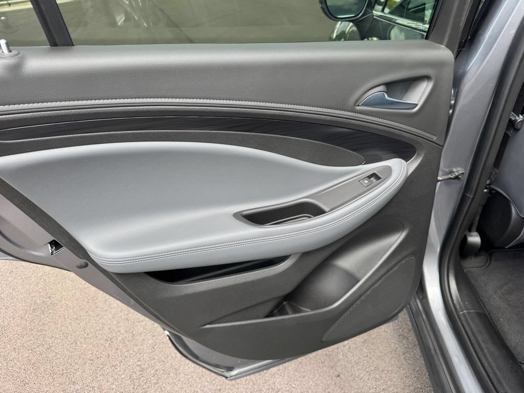 Used 2020 Buick Envision Essence AWD/4WD image 13