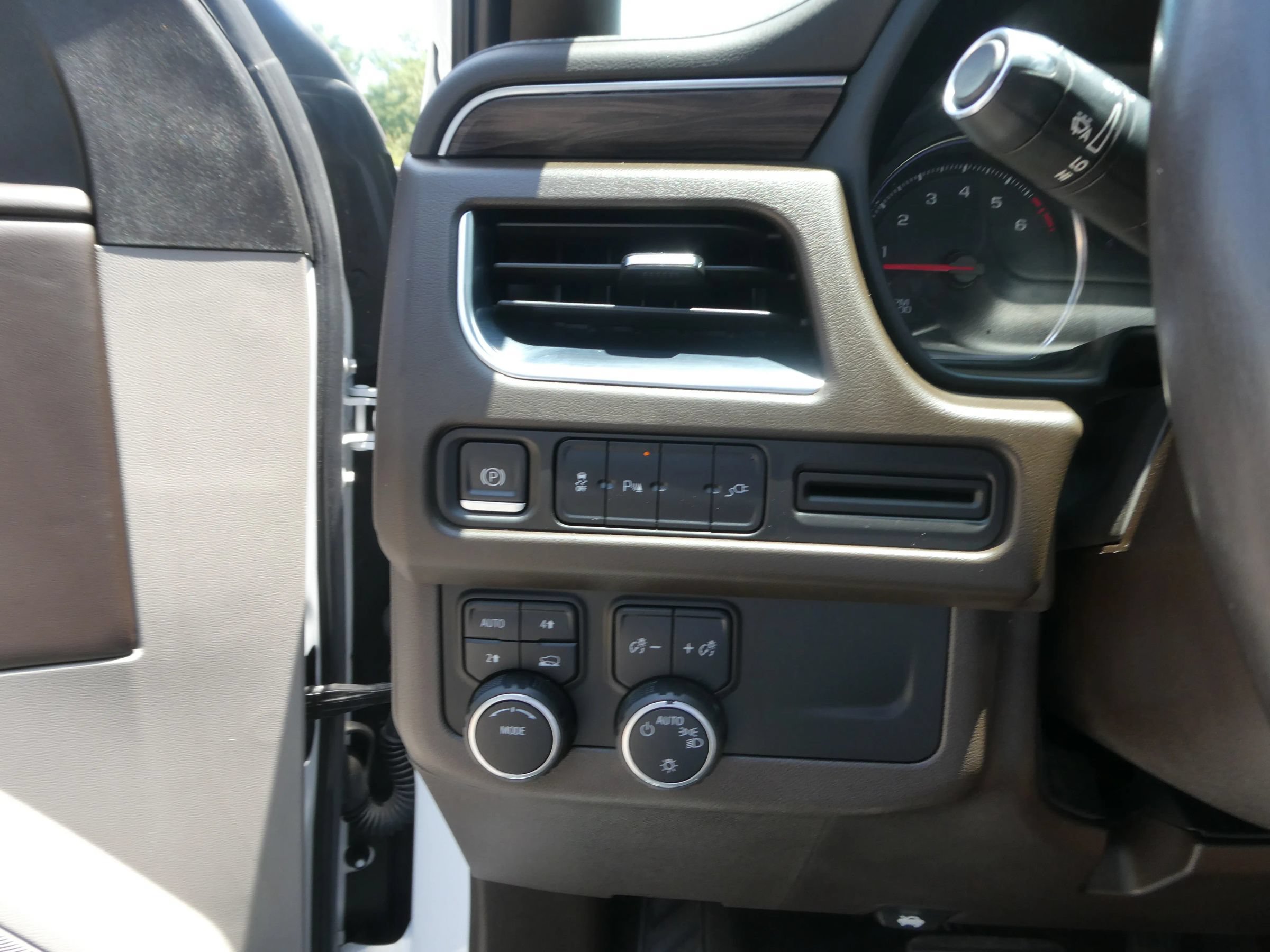 Used 2021 Chevrolet Suburban LT w/ Rear Media and Nav Package AWD/4WD image 18