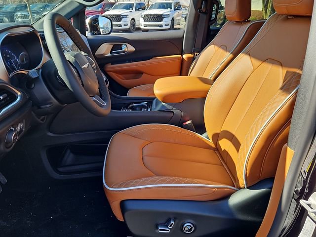 New 2026 Chrysler Pacifica Pinnacle image 13