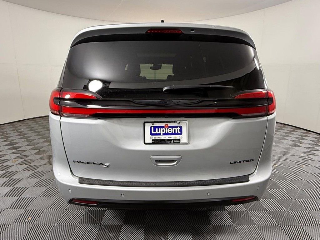 Used 2024 Chrysler Pacifica Limited w/ S Appearance Package image 4