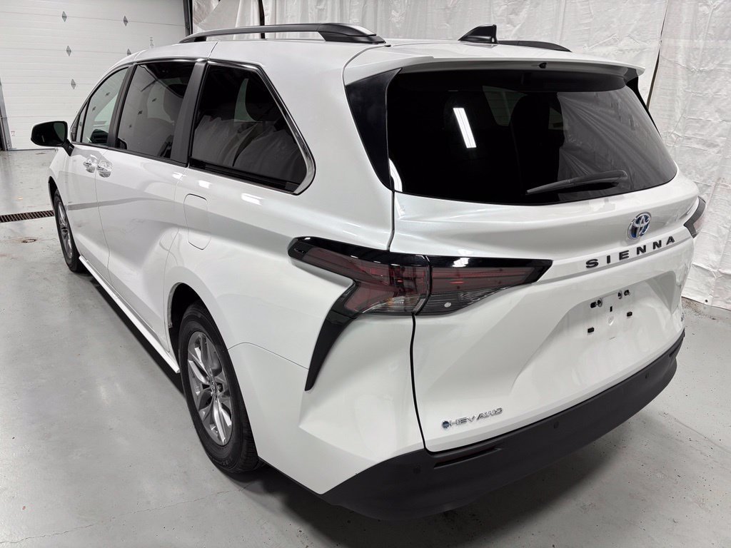 Used 2025 Toyota Sienna XLE AWD/4WD image 5