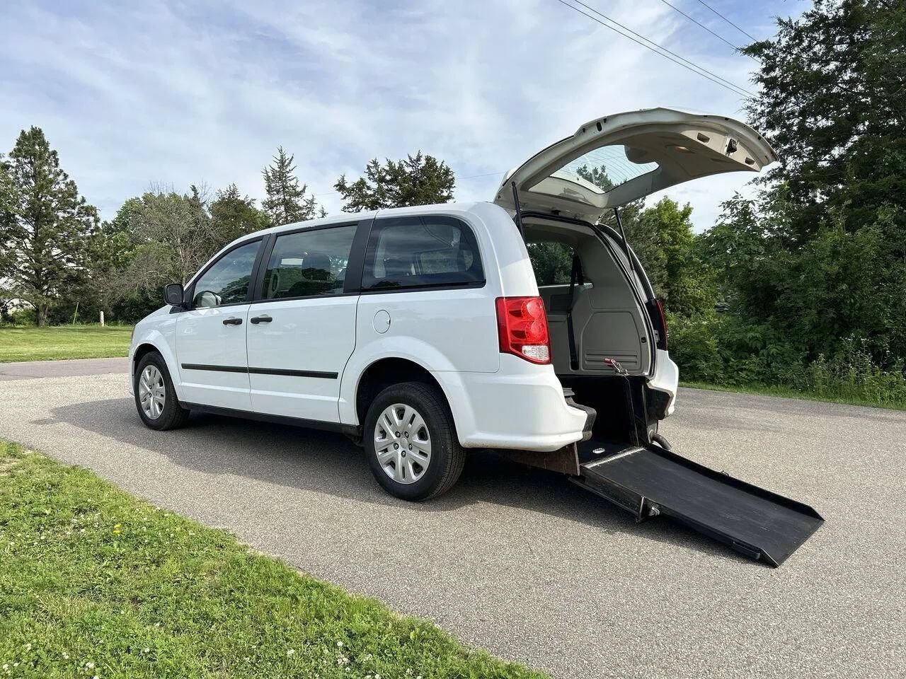 Used 2016 Dodge Grand Caravan American Value Package FWD image 1