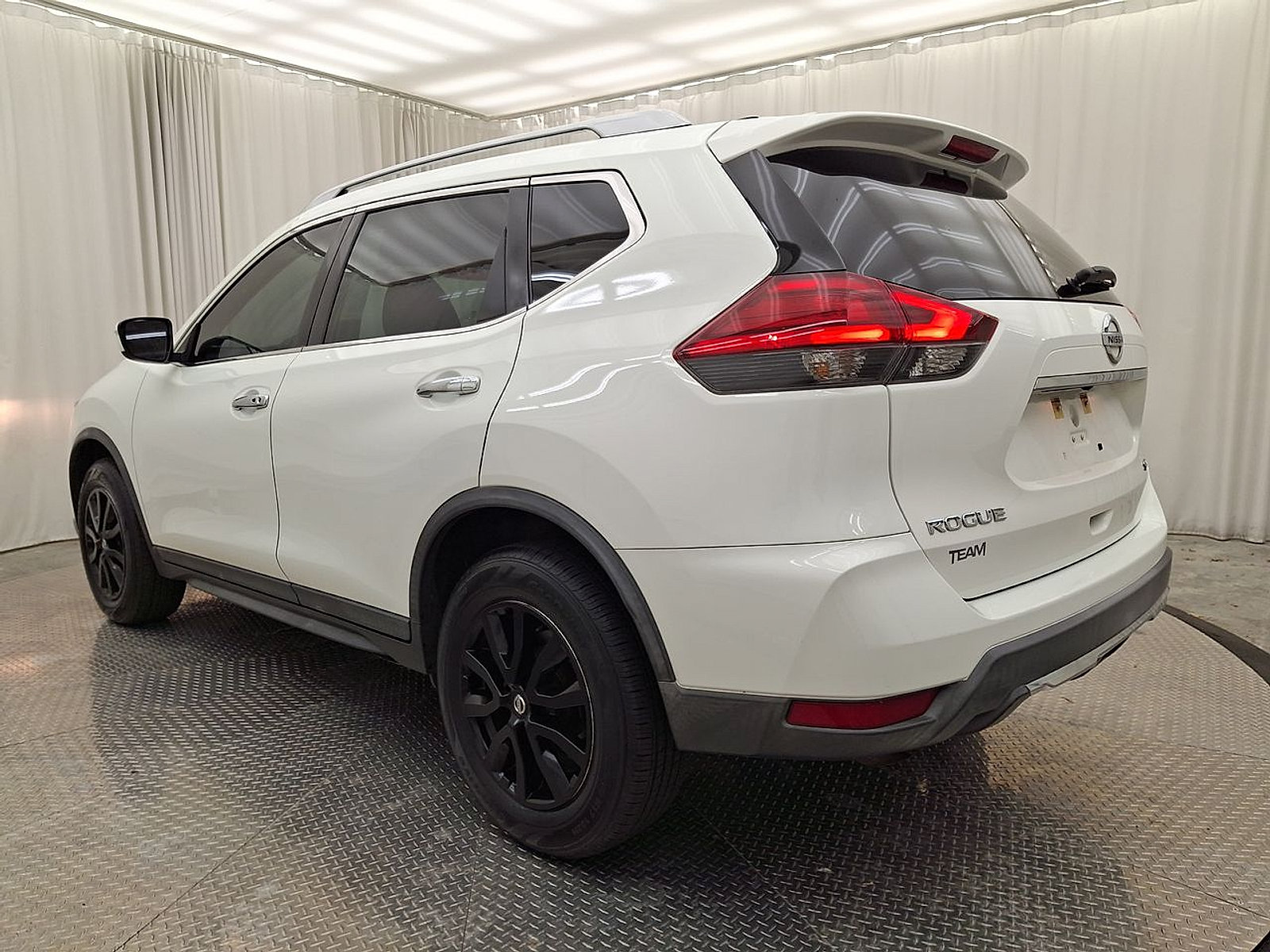 Used 2017 Nissan Rogue SV AWD/4WD image 25