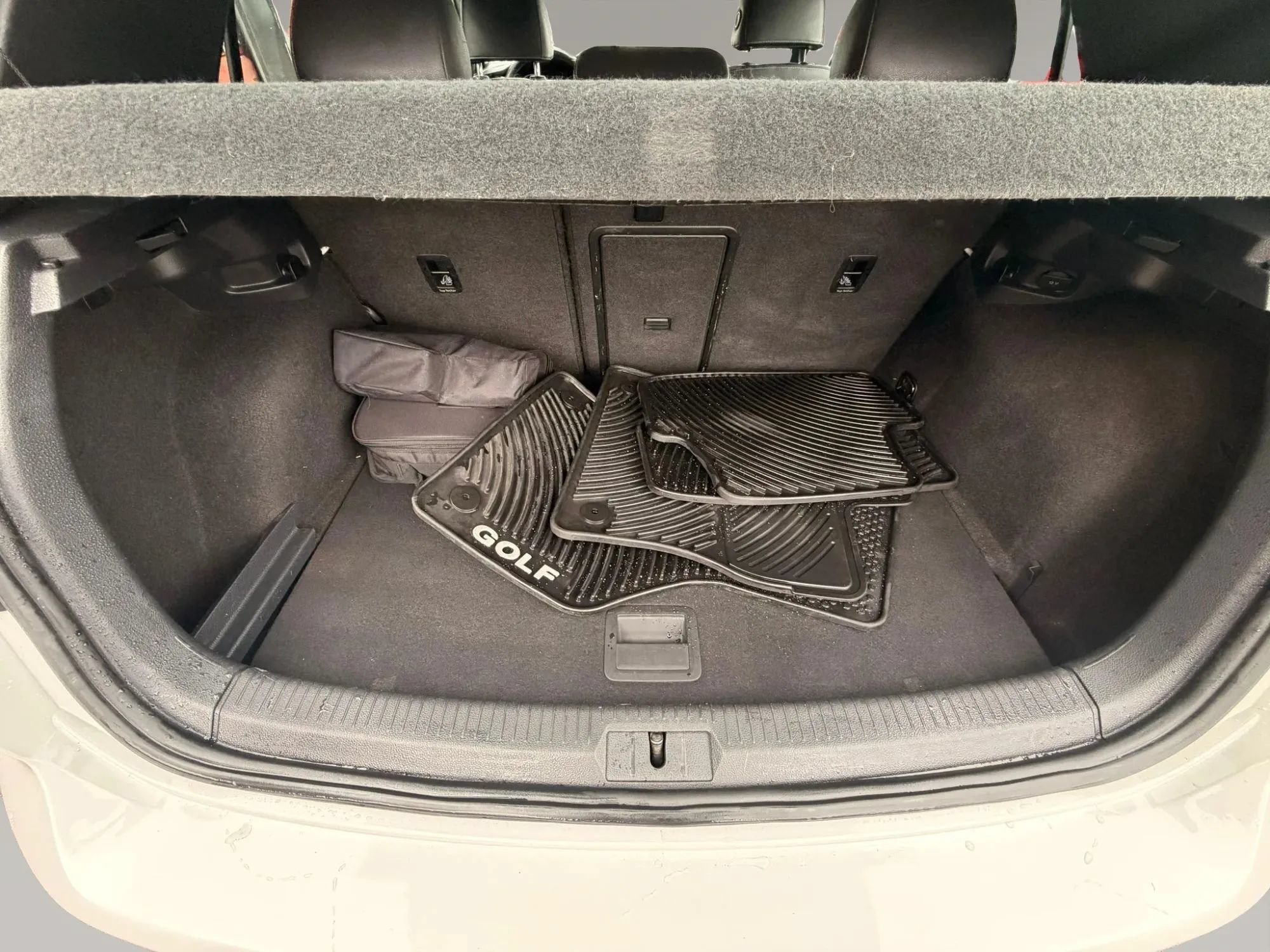 Used 2016 Volkswagen Golf R 4-Door AWD/4WD image 7