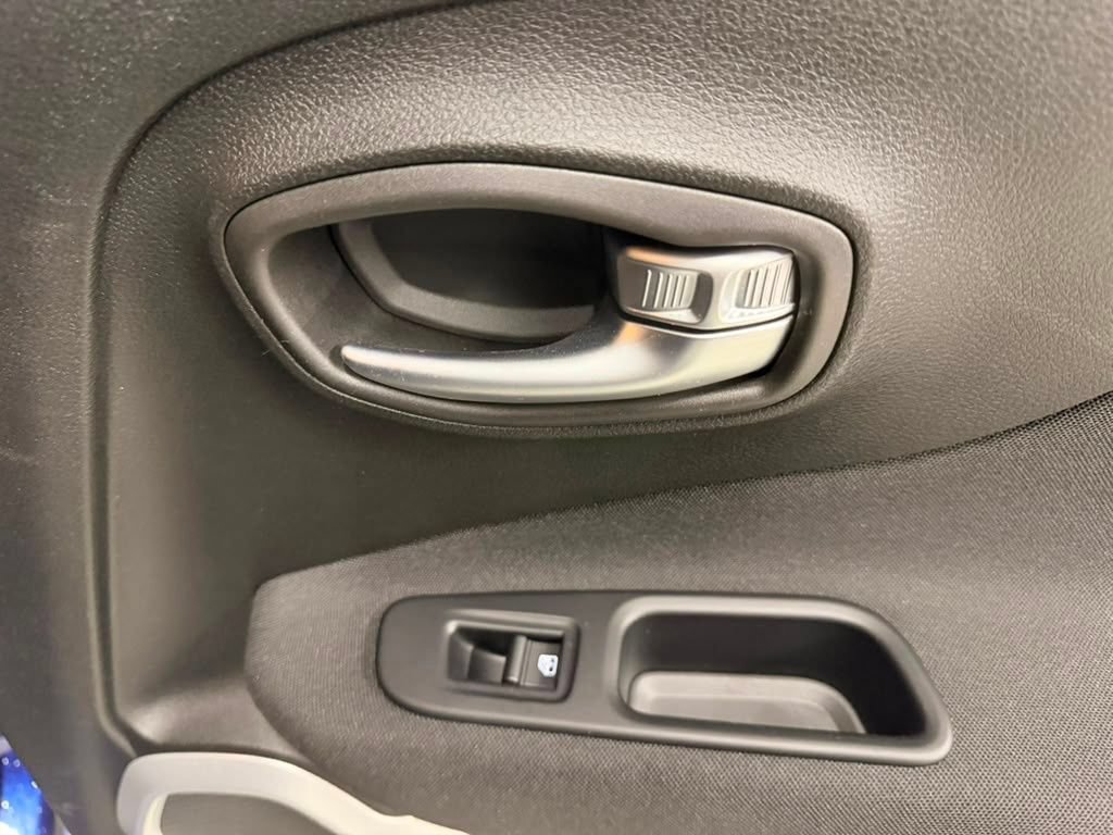Used 2018 Jeep Renegade Latitude w/ Cold Weather Group AWD/4WD image 39