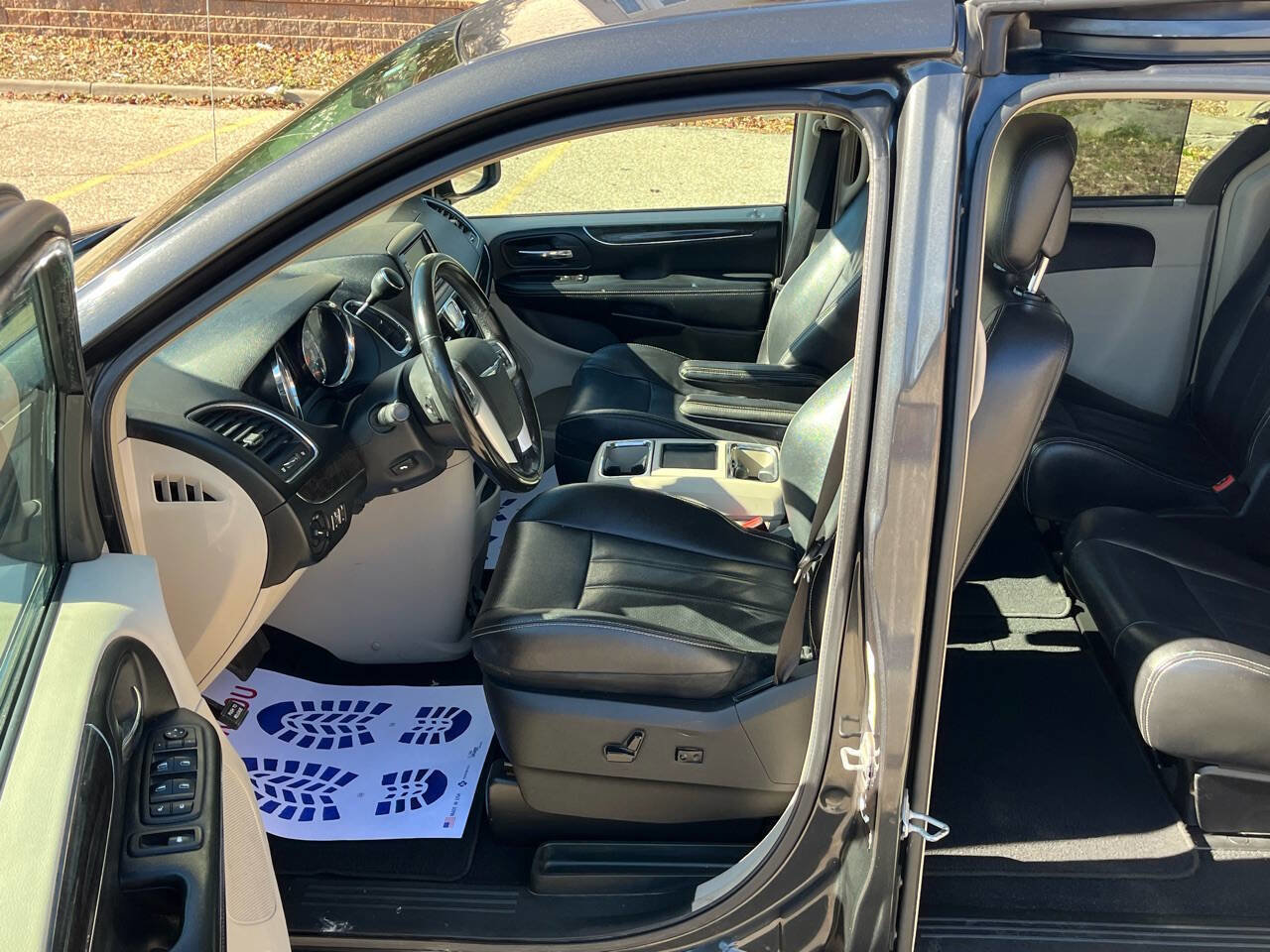 Used 2011 Chrysler Town & Country Touring-L image 25