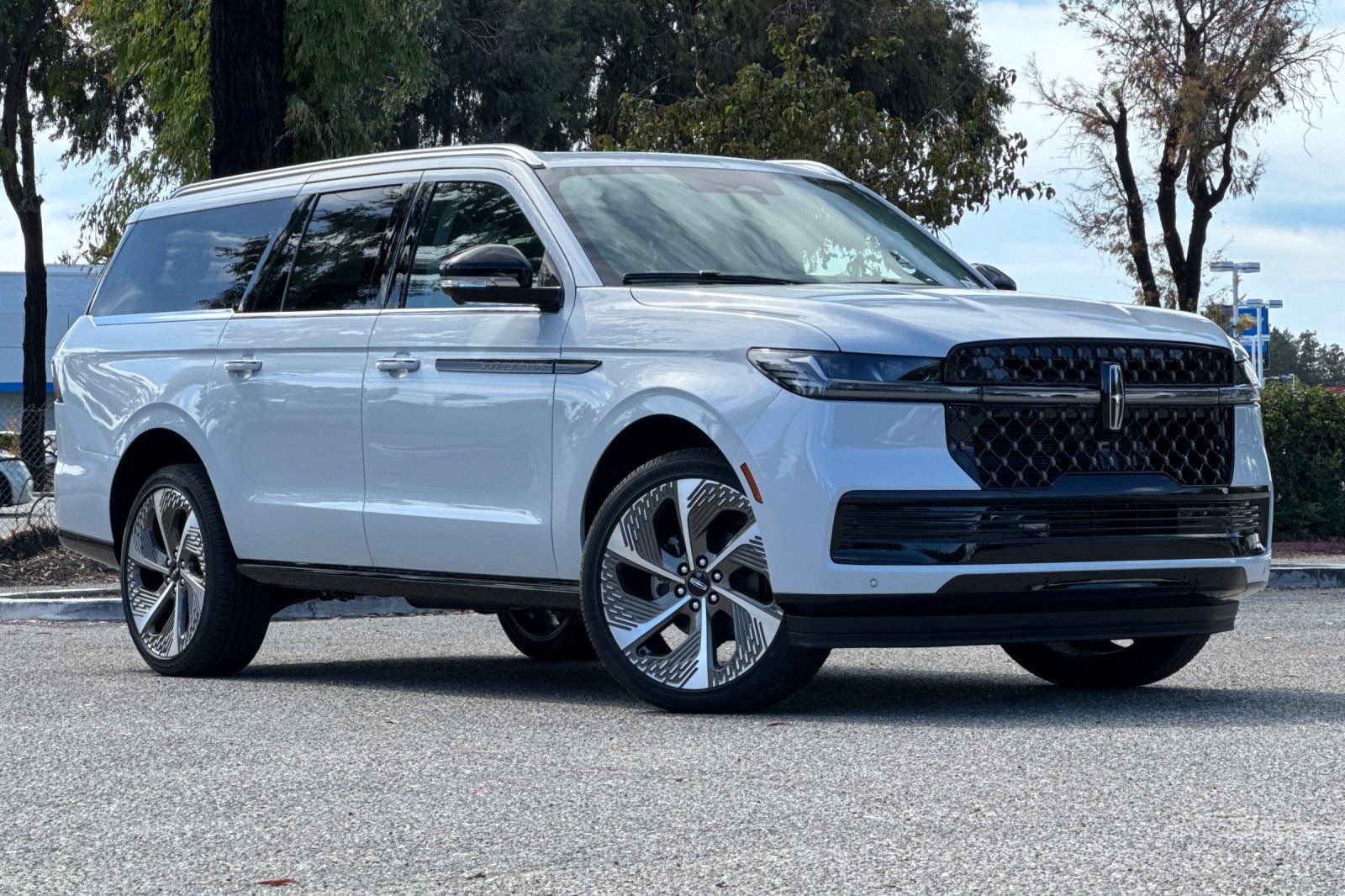 New 2026 Lincoln Navigator L Black Label AWD/4WD image 2