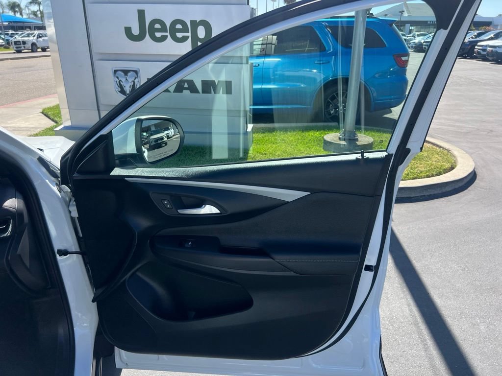 Used 2025 Buick Envista Preferred FWD image 35