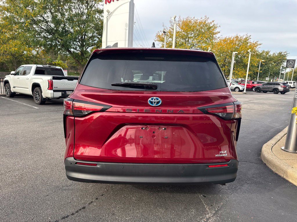 Certified 2022 Toyota Sienna XLE w/ XLE Plus Package FWD image 4