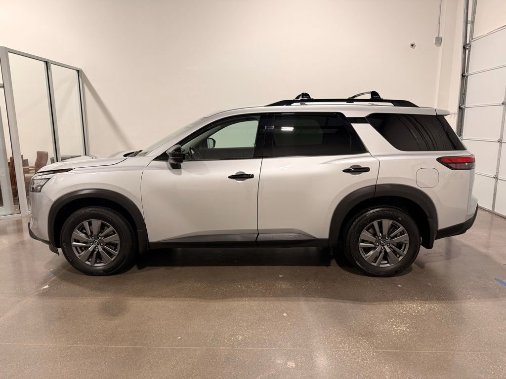 Used 2023 Nissan Pathfinder SV image 8
