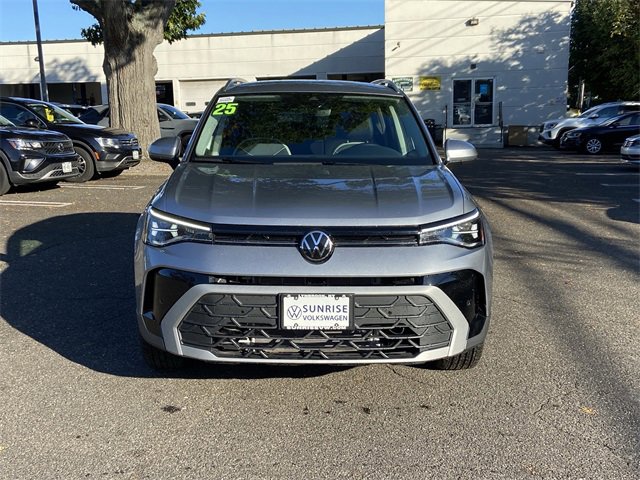 Used 2025 Volkswagen Taos SE image 4