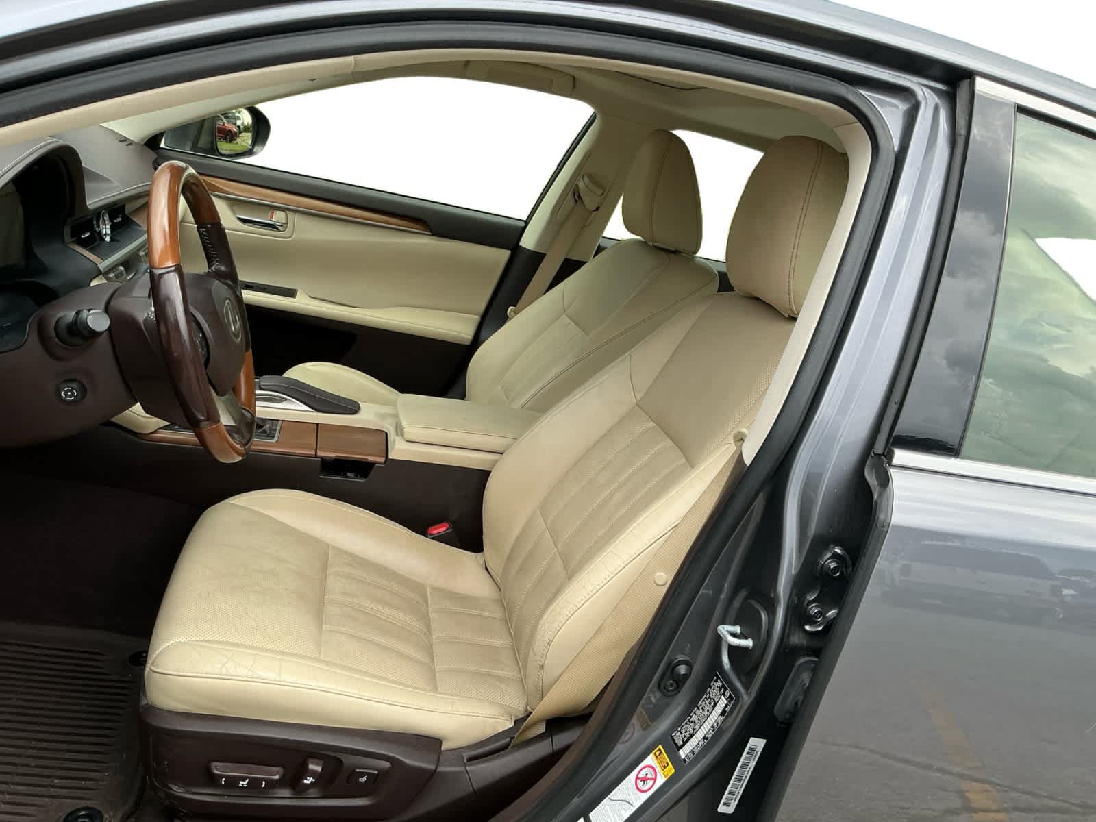Used 2016 Lexus ES 300h w/ Luxury Package w/Wood Trim FWD image 9