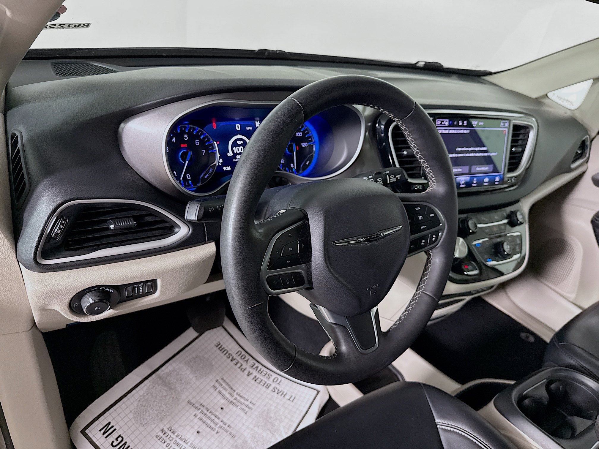 Used 2023 Chrysler Pacifica Touring-L FWD image 8