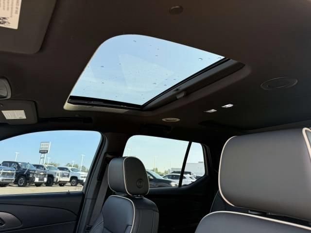 Used 2023 Chevrolet Traverse Premier w/ Redline Edition AWD/4WD image 13