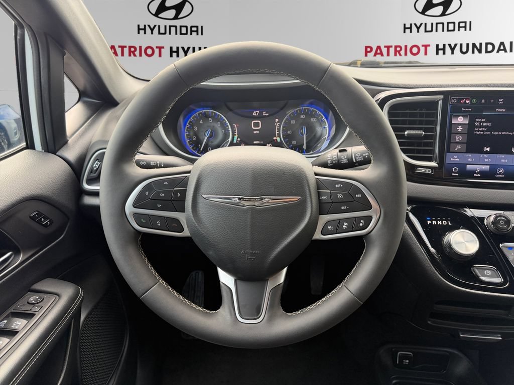 Used 2025 Chrysler Pacifica Select FWD image 11