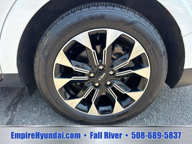 Used 2024 Kia Carnival EX FWD image 8