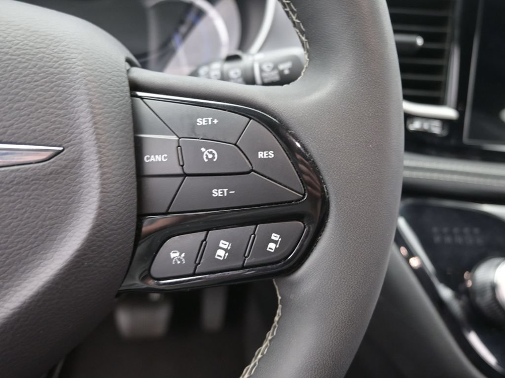 Used 2024 Chrysler Pacifica Limited FWD image 36
