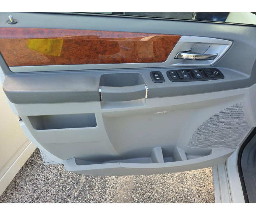 Used 2009 Chrysler Town & Country Touring image 11