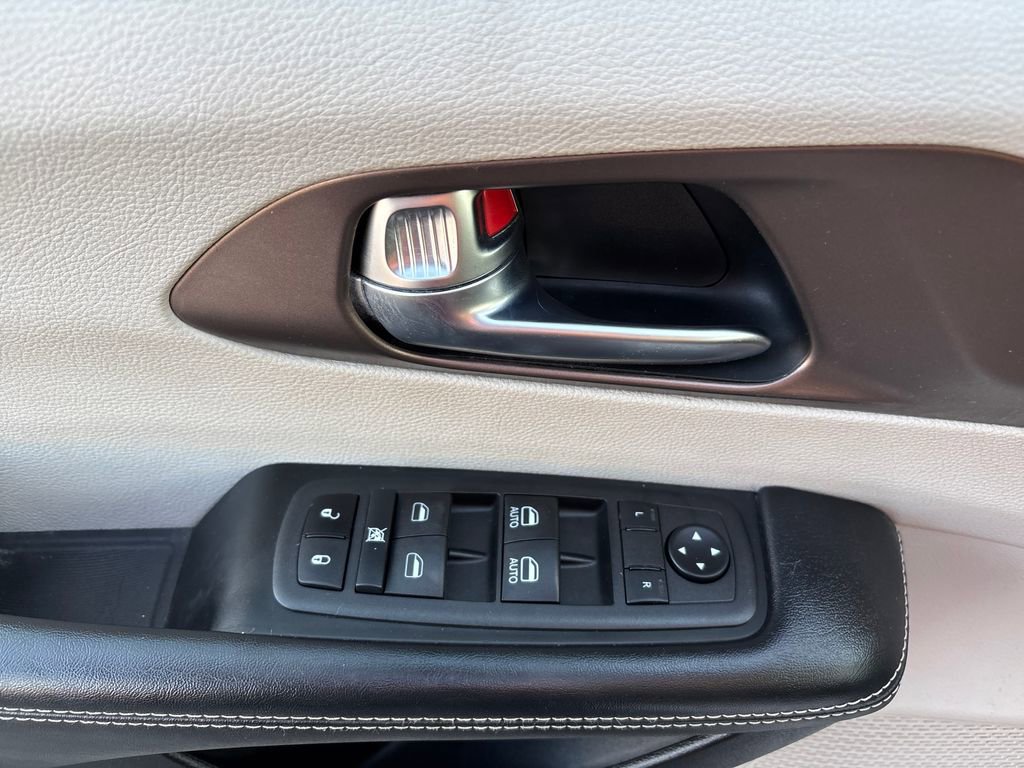 Used 2022 Chrysler Voyager LX image 15