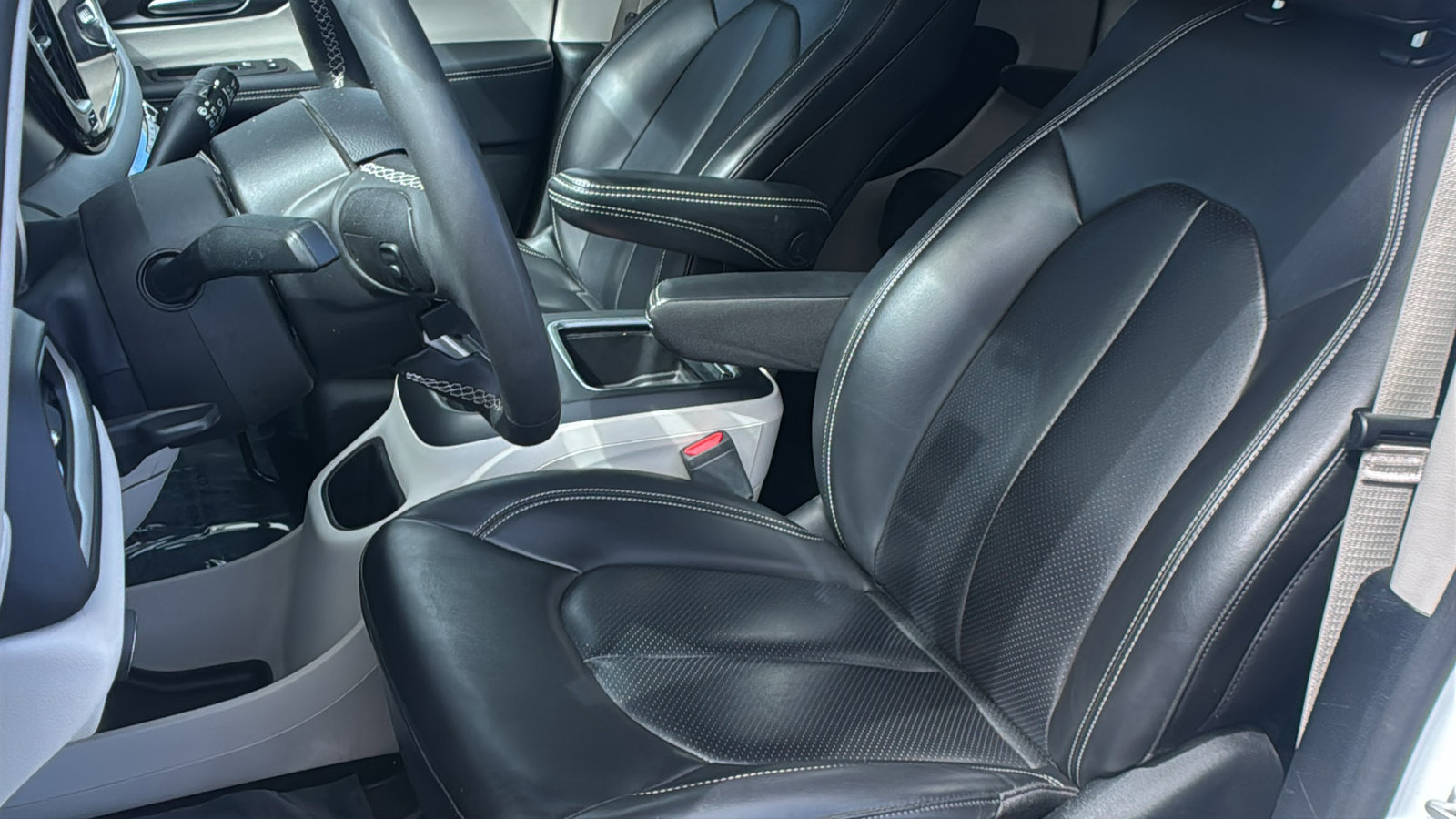 Used 2023 Chrysler Pacifica Touring-L image 26