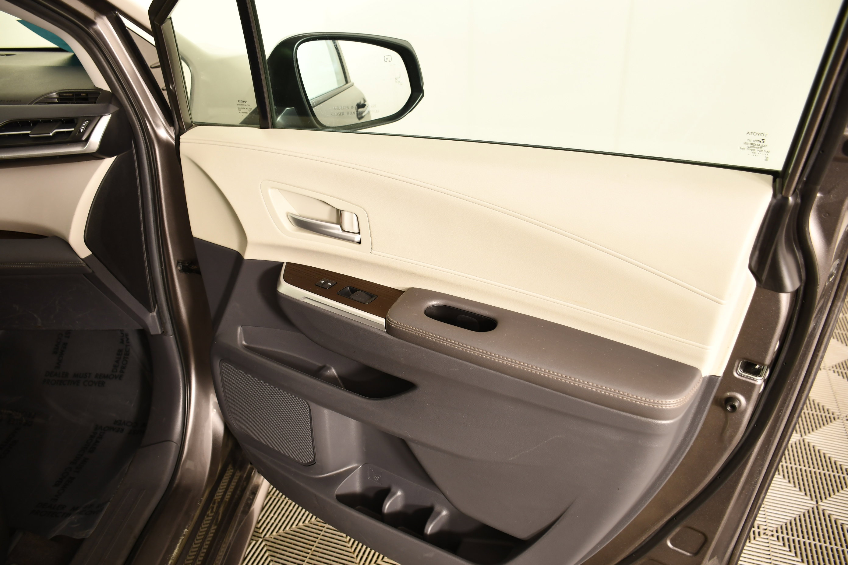 Used 2024 Toyota Sienna XLE image 39