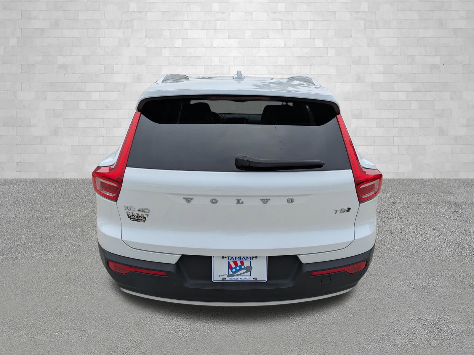 Used 2021 Volvo XC40 T5 Momentum w/ Premium Package image 3