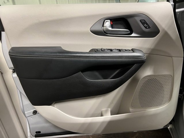 Used 2022 Chrysler Pacifica Touring-L image 12