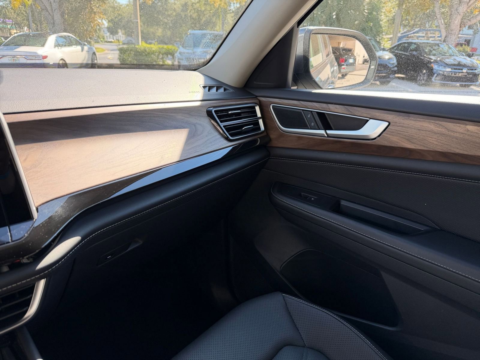 Used 2025 Volkswagen Atlas SE image 29