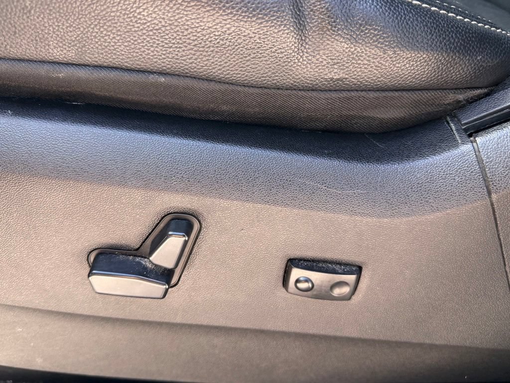 Used 2013 Chrysler Town & Country Touring FWD image 11