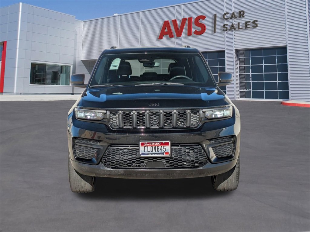 Used 2023 Jeep Grand Cherokee Altitude image 2