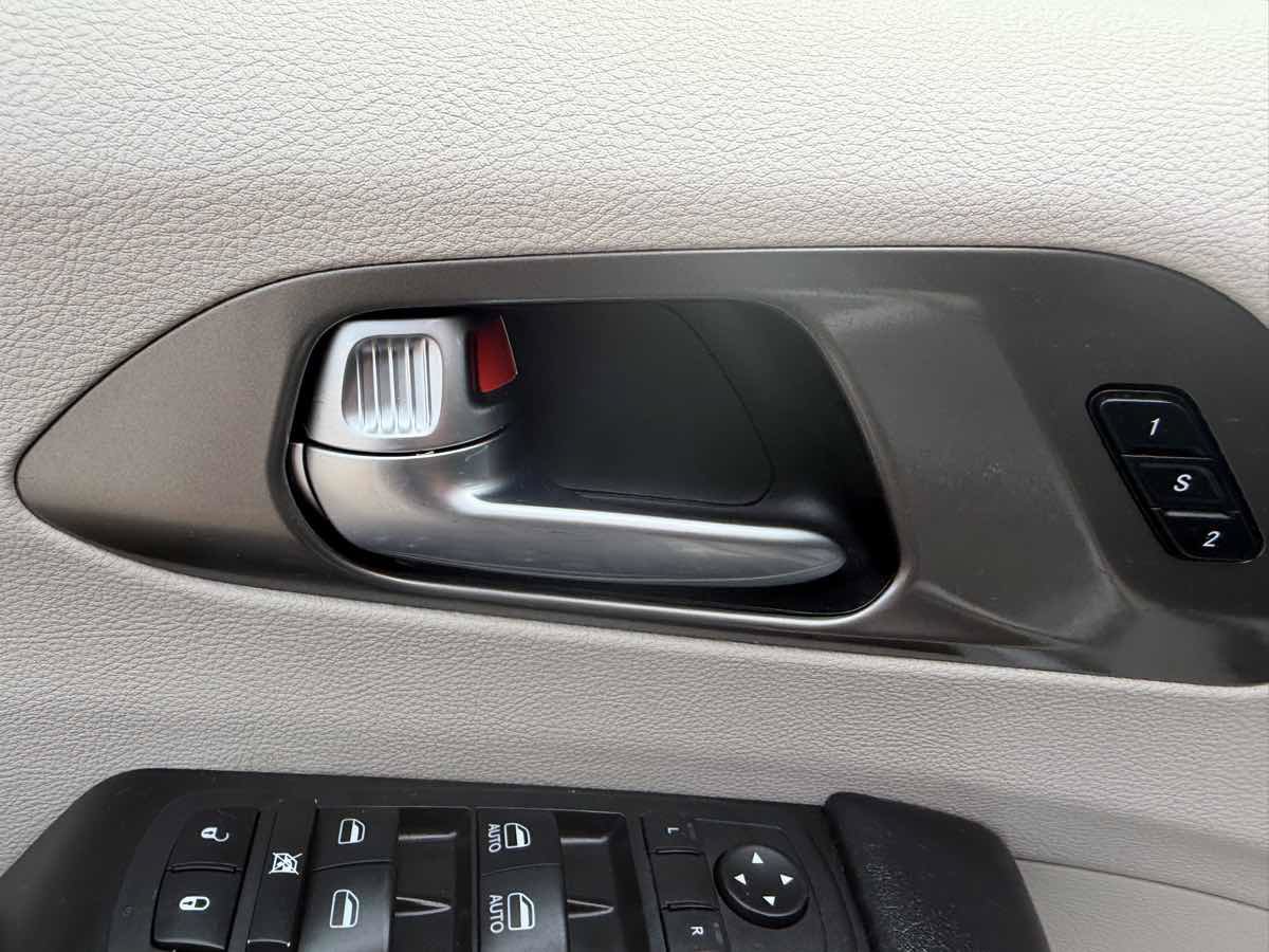 Used 2021 Chrysler Pacifica Touring-L FWD image 11