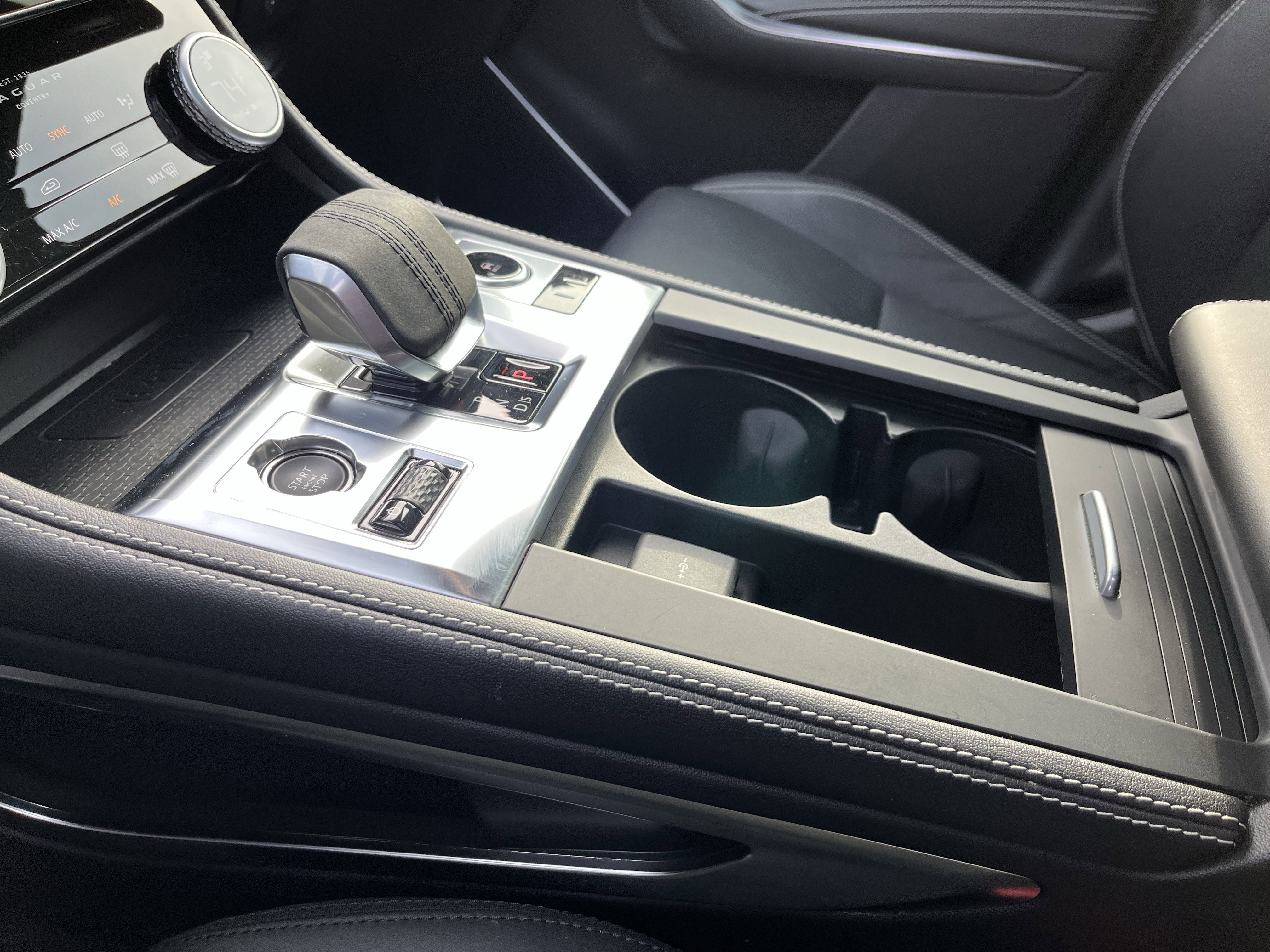 Certified 2024 Jaguar F-PACE R-Dynamic S image 28