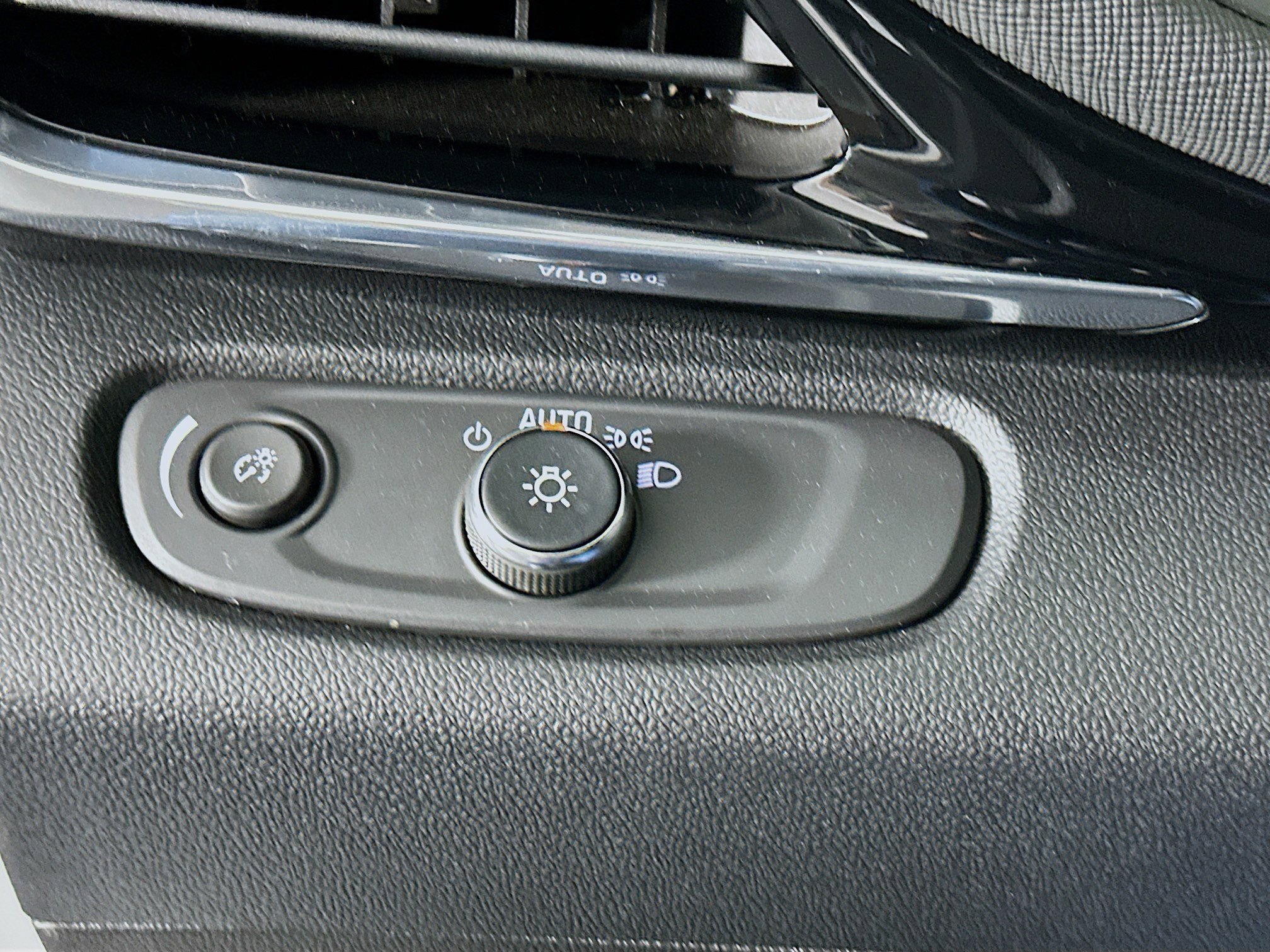 Used 2025 Buick Envista Sport Touring image 16