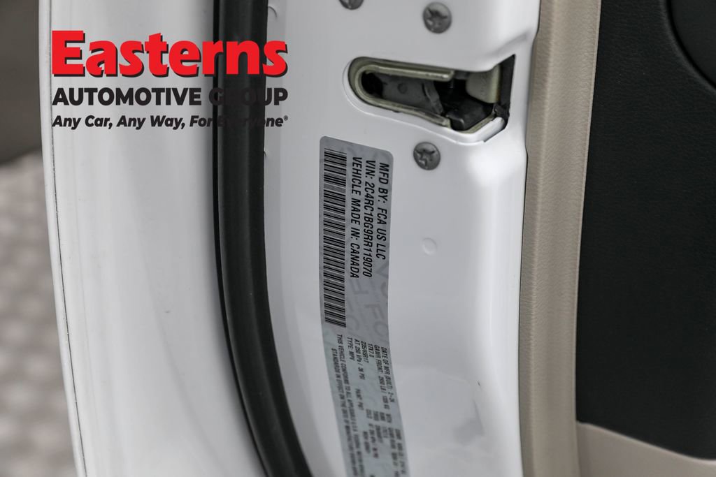 Used 2024 Chrysler Pacifica Touring-L image 34