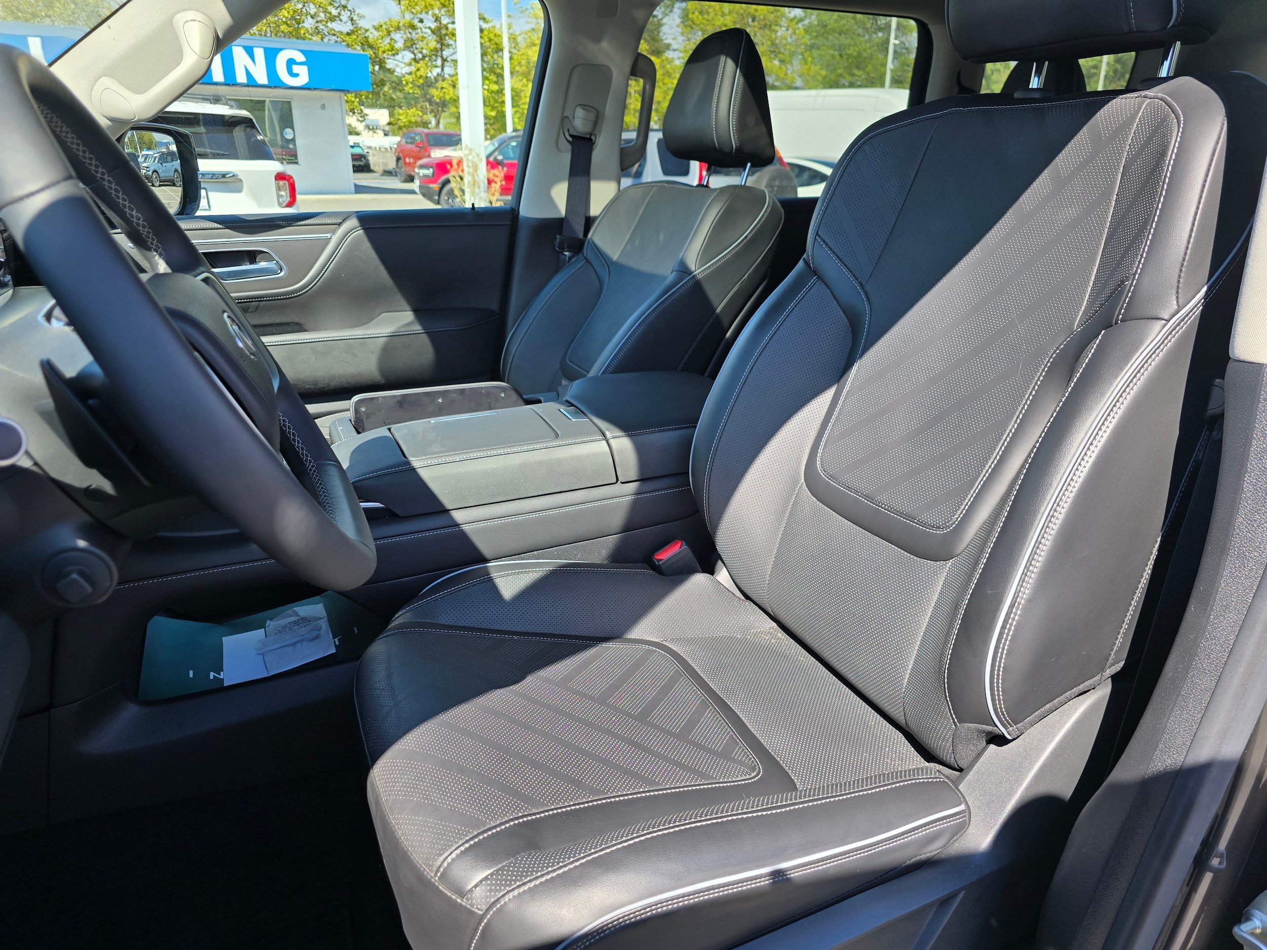 Used 2025 INFINITI QX80 Luxe AWD/4WD image 17