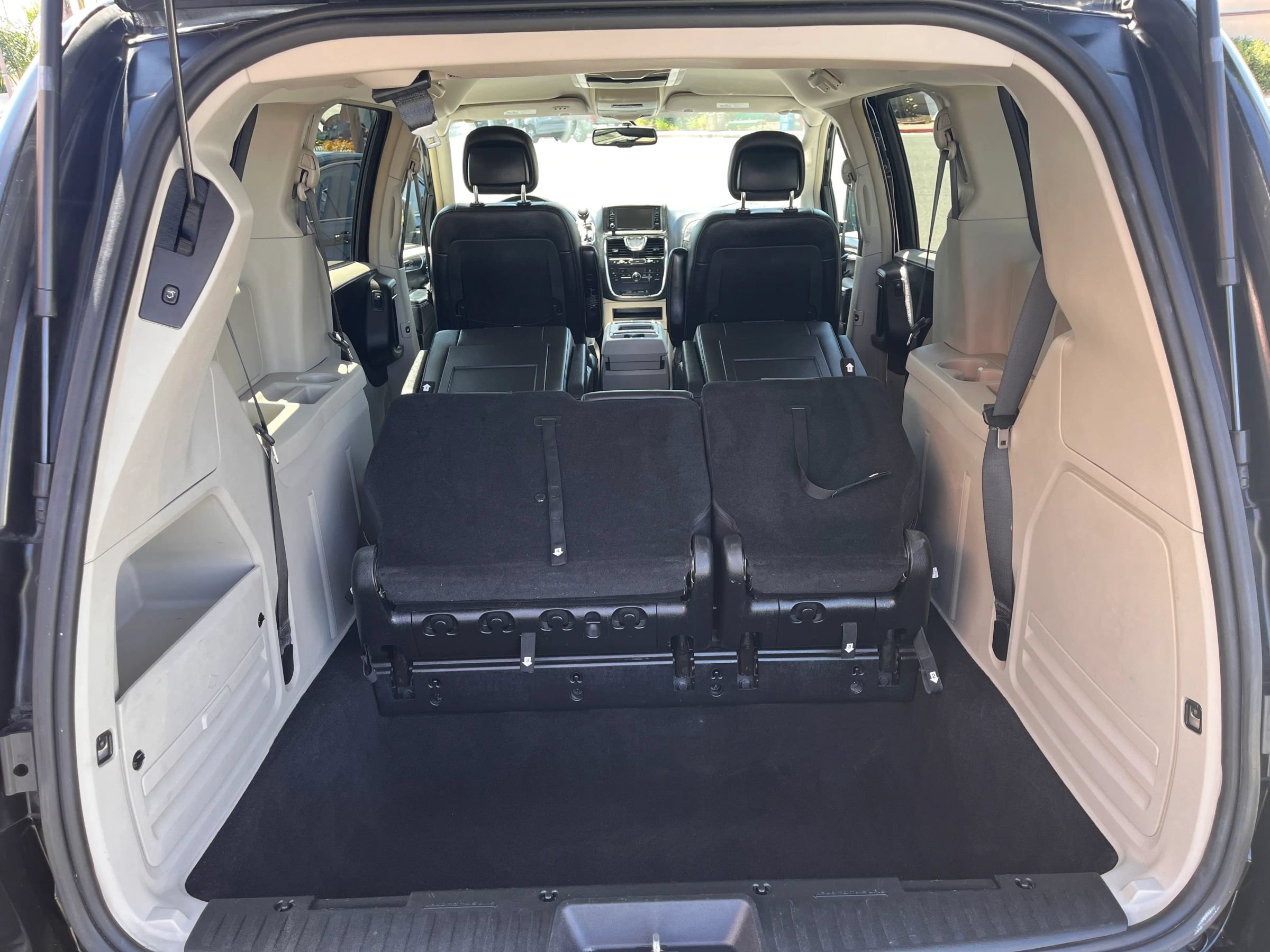 Used 2015 Chrysler Town & Country Touring FWD image 20