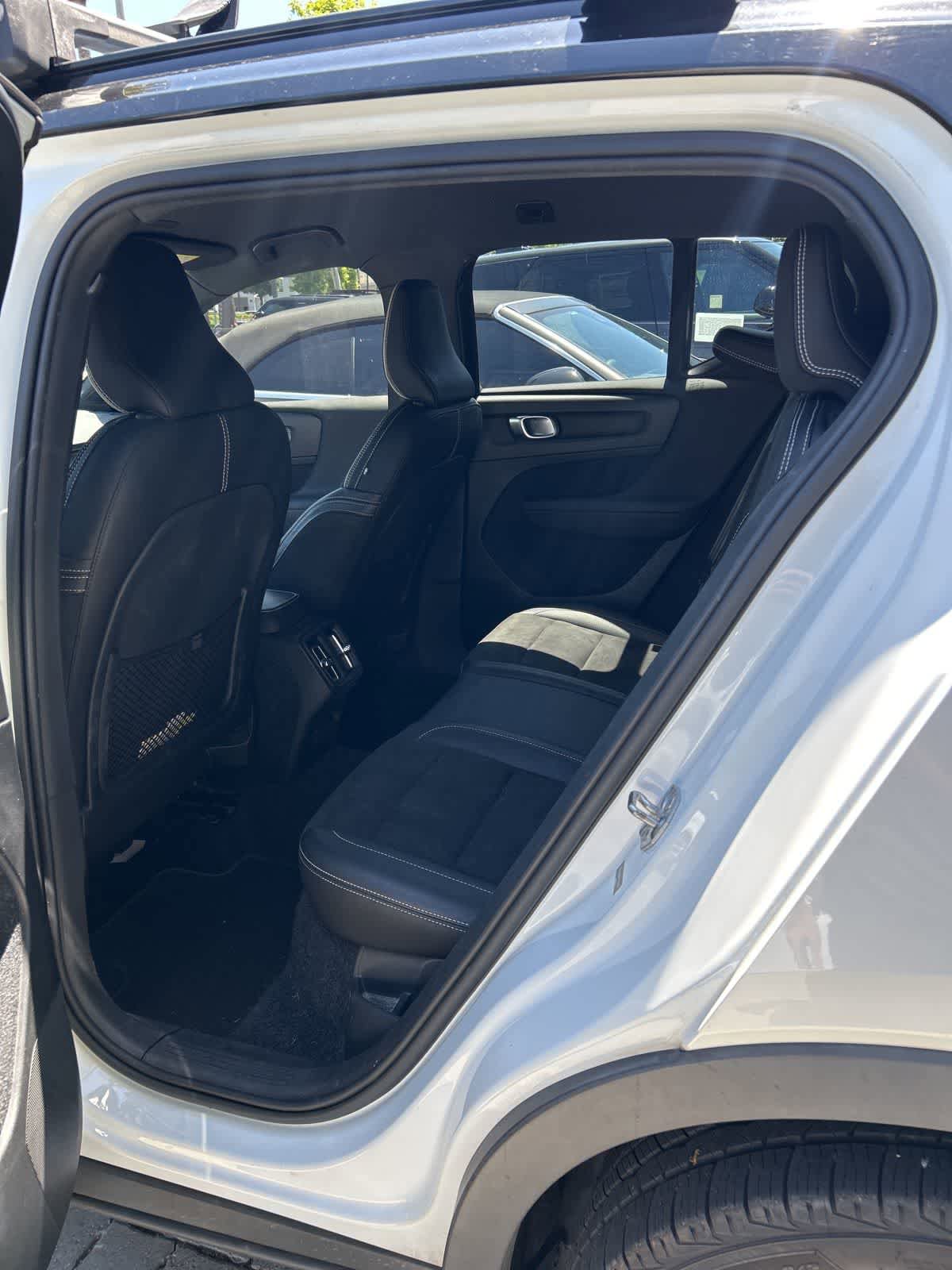 Used 2019 Volvo XC40 T4 R-Design FWD image 18