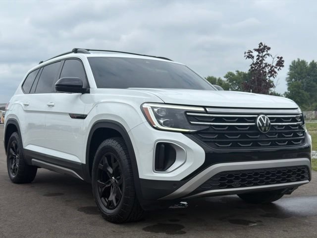 Used 2024 Volkswagen Atlas Peak Edition SE AWD/4WD image 1
