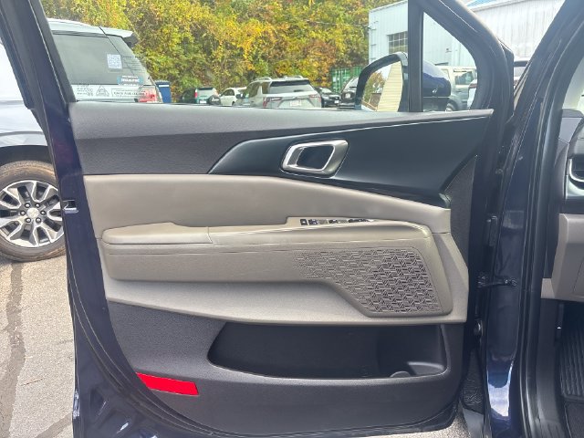 Used 2025 Kia Carnival FWD image 12