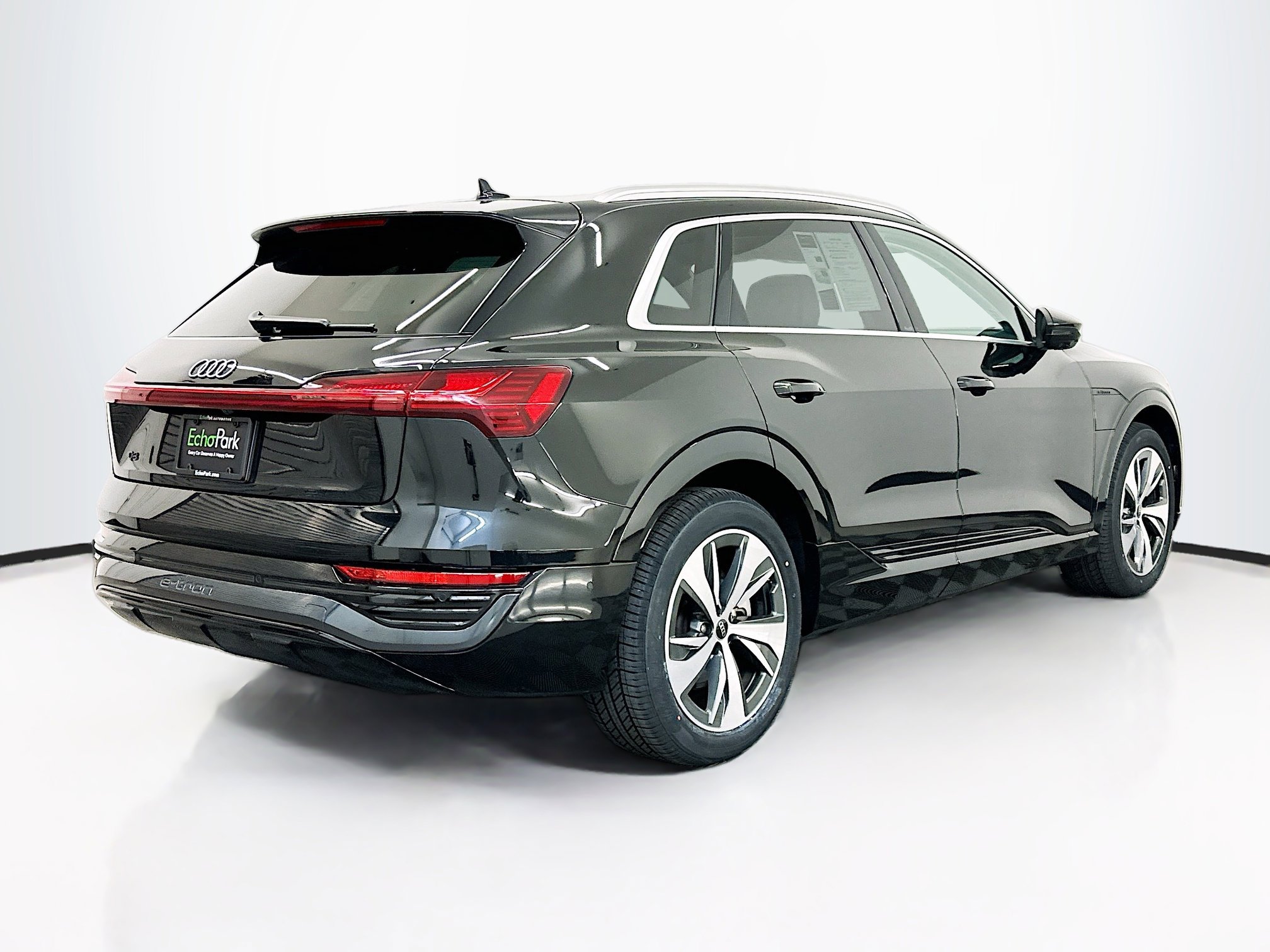 Used 2024 Audi Q8 e-tron Premium Plus w/ Premium Plus Package image 9