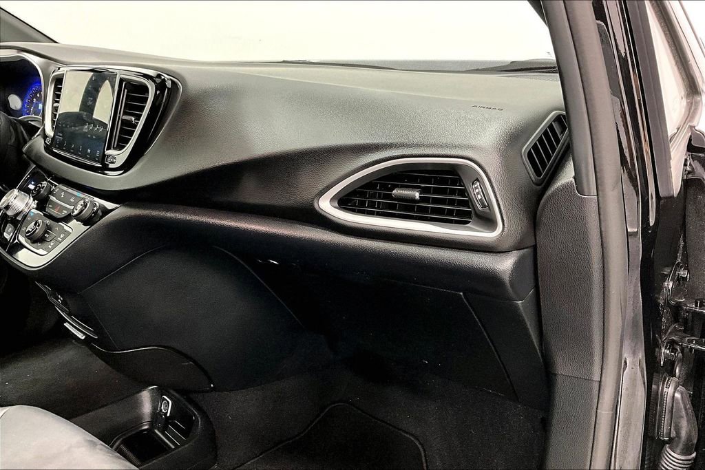 Used 2026 Chrysler Pacifica Select FWD image 19