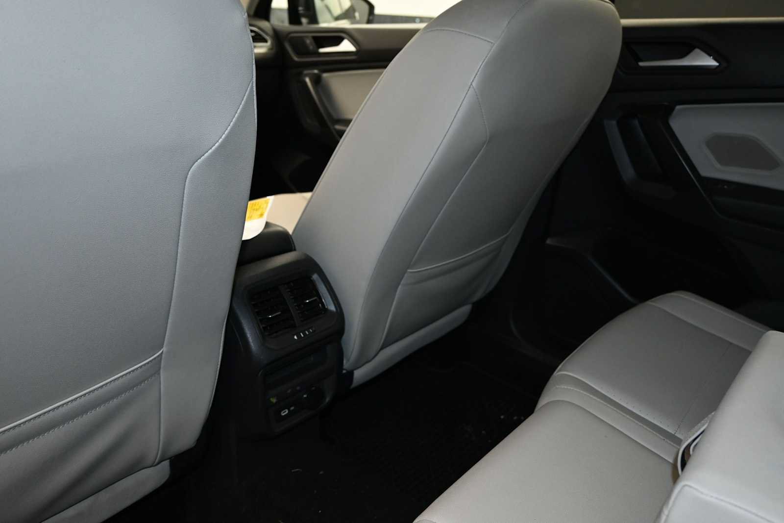 Used 2021 Volkswagen Tiguan SEL AWD/4WD image 23