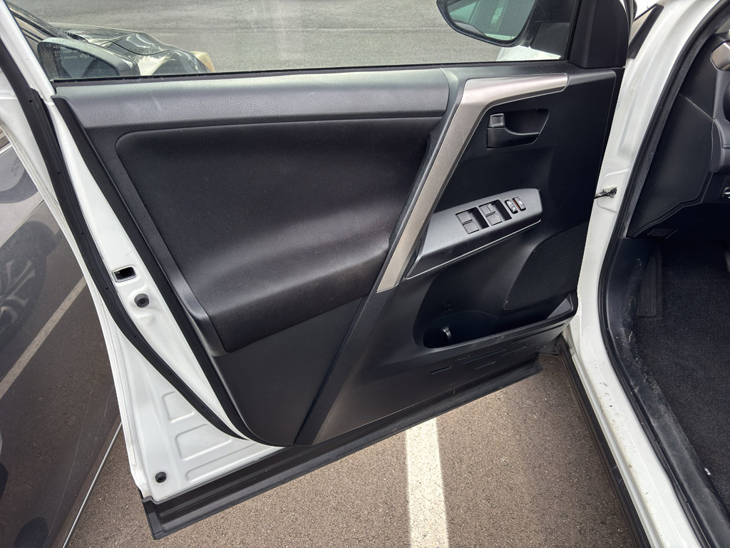 Used 2018 Toyota RAV4 LE FWD image 5