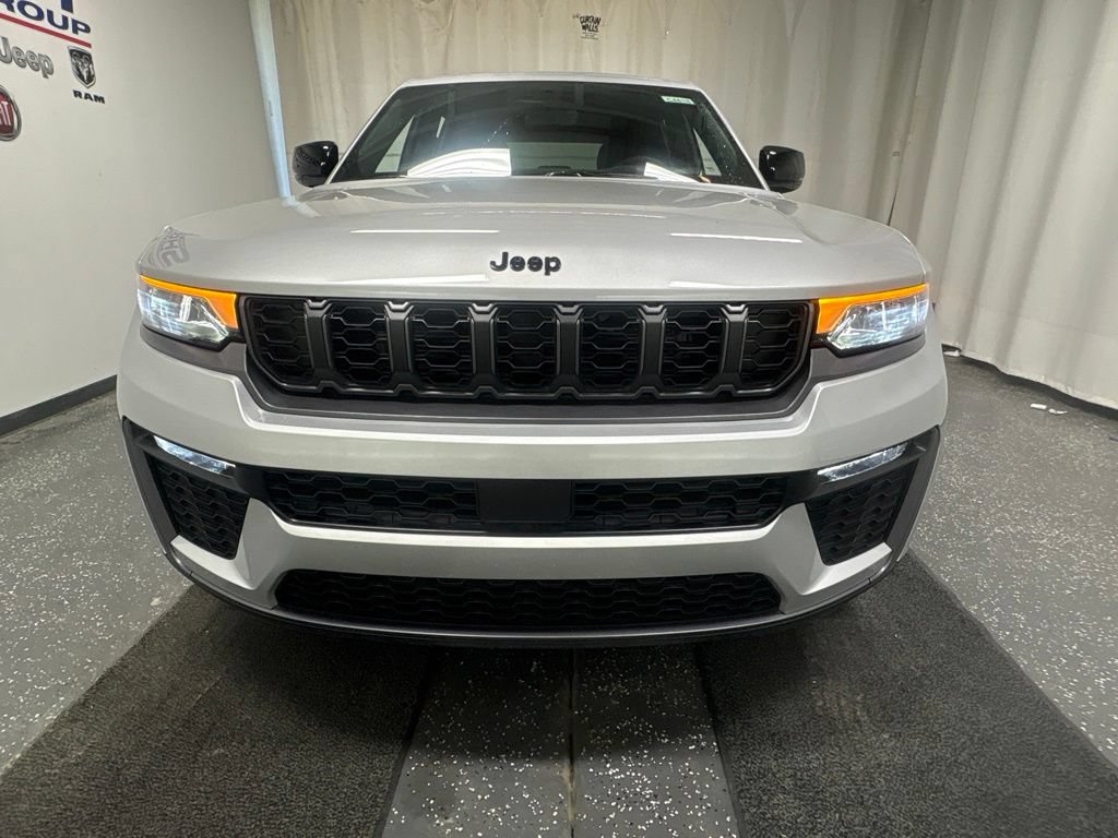New 2026 Jeep Grand Cherokee Limited w/ Limited Altitude Package AWD/4WD image 3