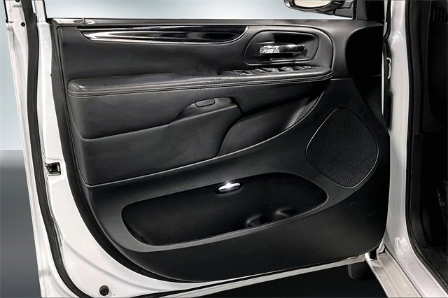 Used 2016 Dodge Grand Caravan SE image 17