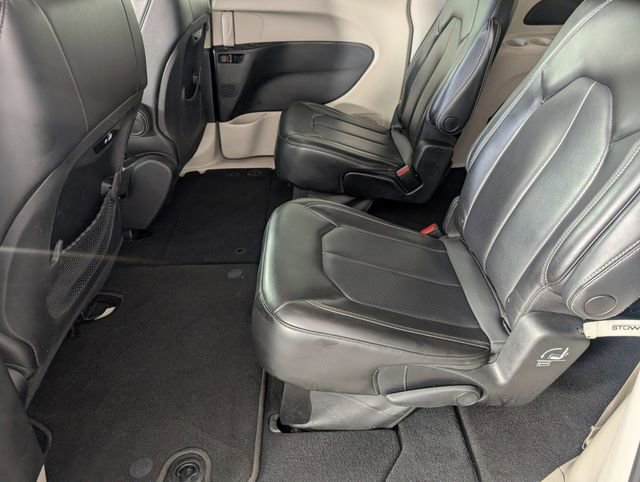 Used 2023 Chrysler Pacifica Touring-L FWD image 25