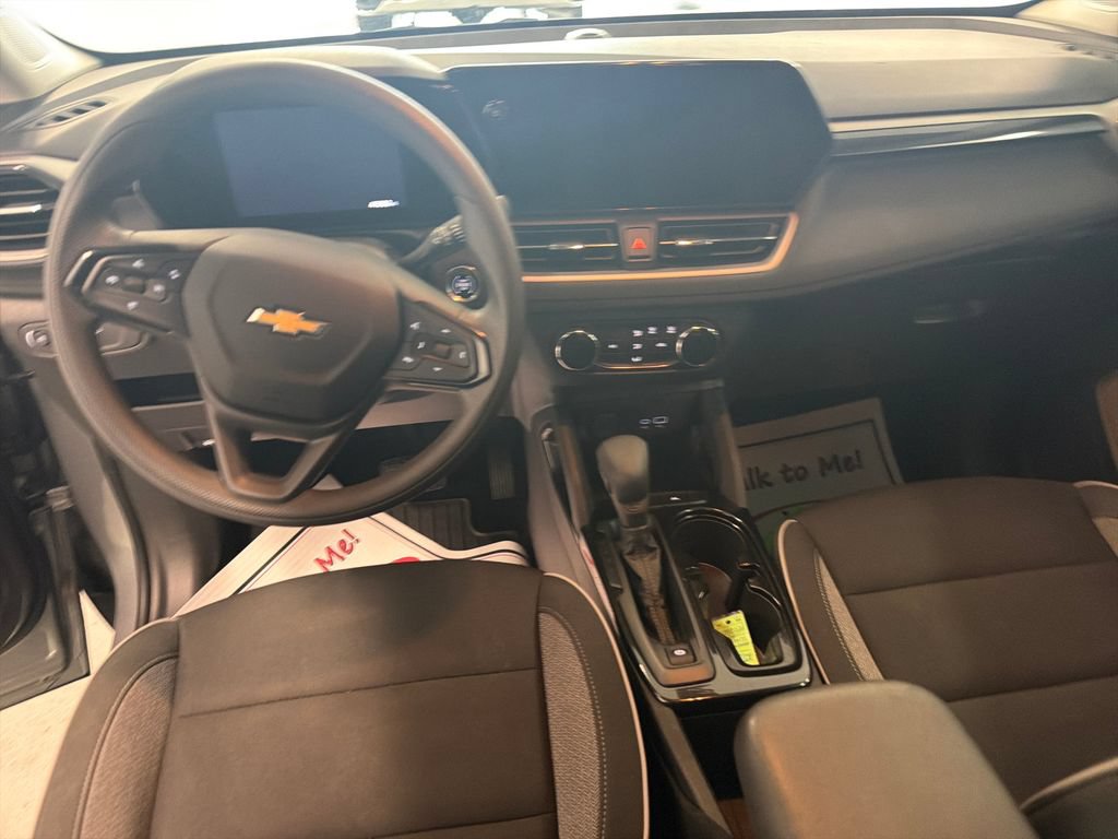 Used 2025 Chevrolet TrailBlazer LS w/ LS Convenience Package FWD image 16