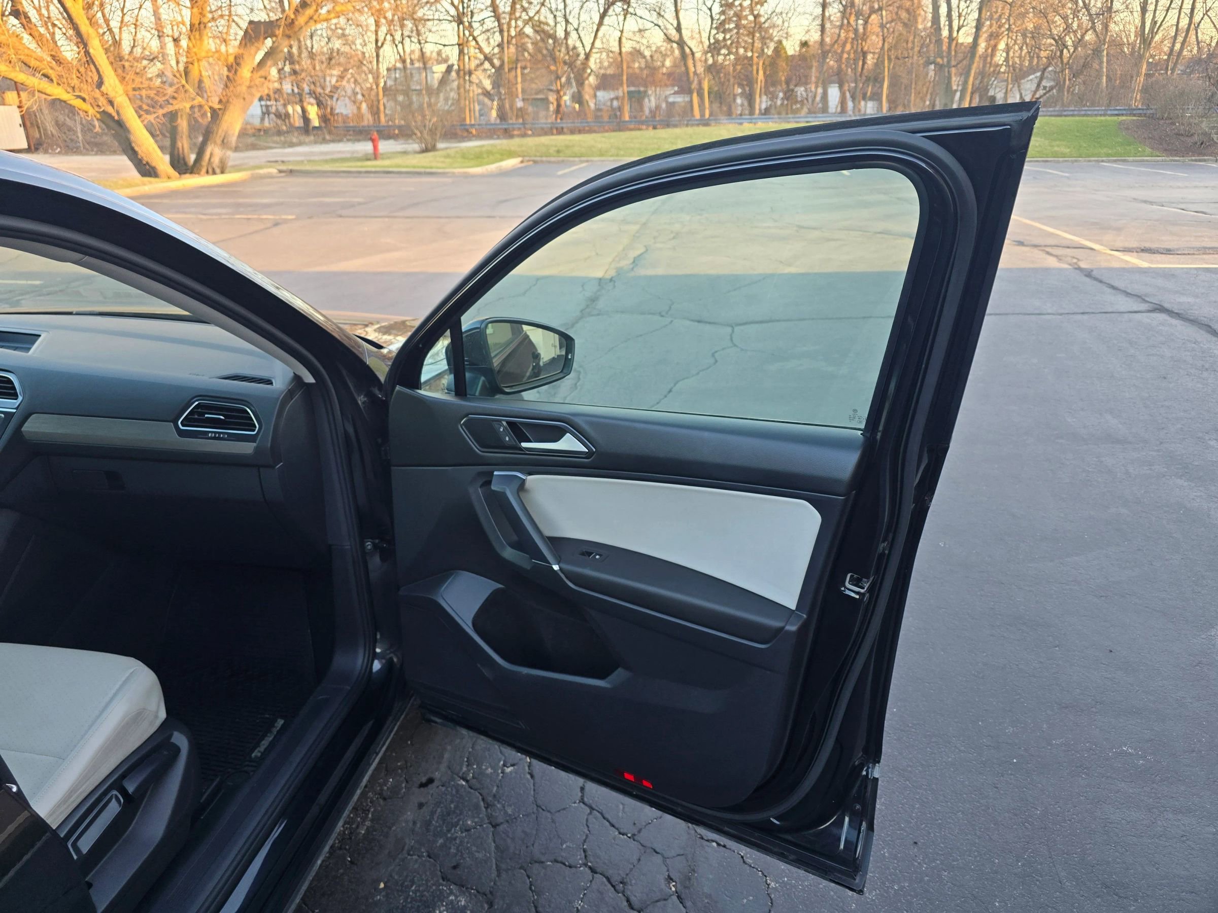 Used 2018 Volkswagen Tiguan SE w/ Panoramic Sunroof Package image 28