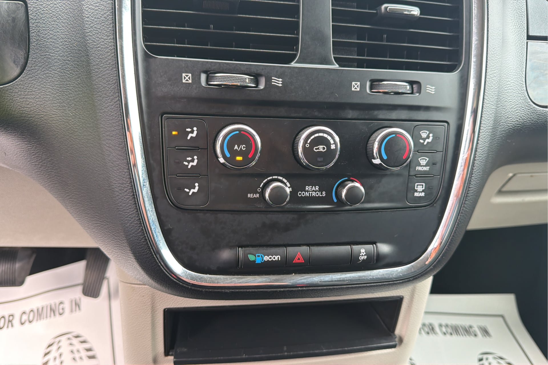 Used 2017 Dodge Grand Caravan SE FWD image 27