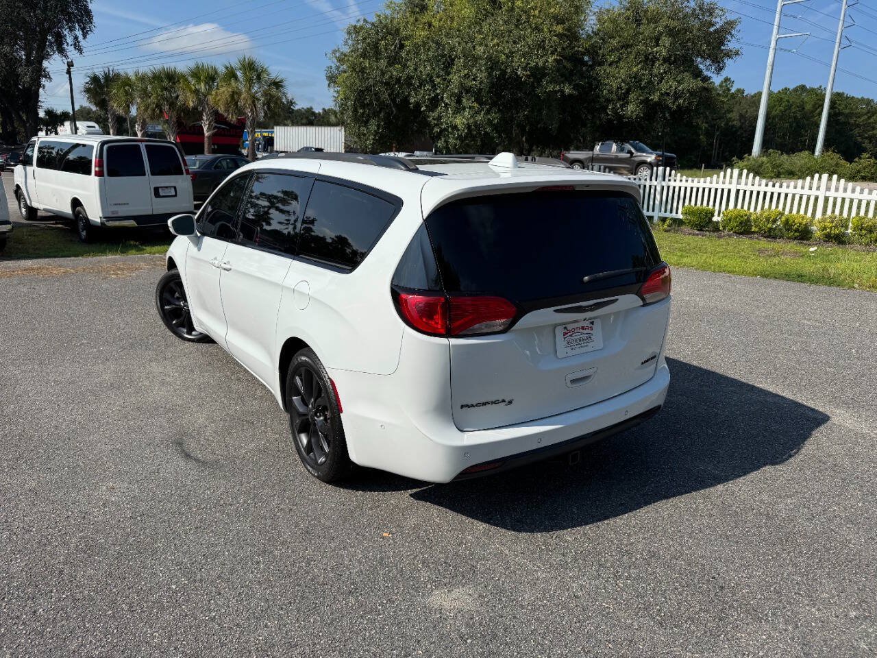Used 2019 Chrysler Pacifica Limited w/ Advanced Safetytec Group FWD image 4